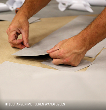 Behangen met leren wandtegels voor de Trendhopper DIY leren wandbekleding