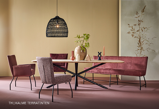 Terra muurverf van naturel tot aubergine voor een rustig warm interieur.