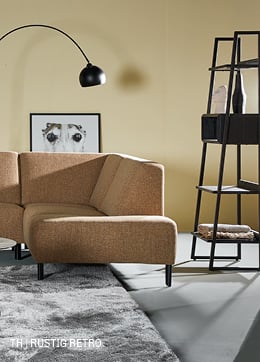 Iconische booglamp en wandmeubel in rustig retro interieur bij Trendhopper