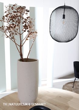 Combineer natuurlijke en gemaakte items zoals drooglbloemen en metalen lamp van Trendhopper