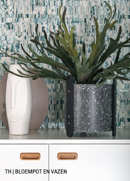 Bloempot en vazen op kast van Trendhopper #accessoires #dressoir