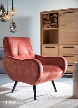 fauteuil in retro design bekleed met trendy velvet, zacht rond vloerkleed en kast van massief eiken uit de Trendhopper woonwinkel